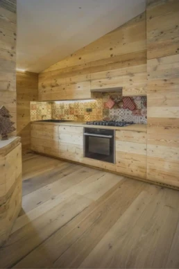20-ANTICA-EDILIZIA-PIANEZZE-abitazione-cucina-rivestimento-abete-pavimento-legno-antico-di-recupero-rovere1