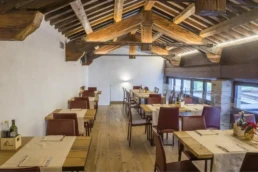 20-ANTICA-EDILIZIA-ristorante-sala-tavoli-solaio-travi-legno-antico-di-recupero-abete