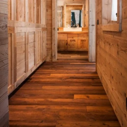26-ANTICA-EDILIZIA-Solaio-travi-a-vista-pavimento-rivestimento-legno-antico-di-recupero-corridoio-1