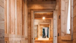 26-ANTICA-EDILIZIA-Solaio-travi-a-vista-pavimento-rivestimento-legno-antico-di-recupero-corridoio-2