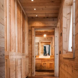 26-ANTICA-EDILIZIA-Solaio-travi-a-vista-pavimento-rivestimento-legno-antico-di-recupero-corridoio-2