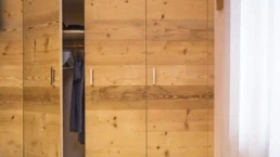 3-ANTICA-EDILIZIA-PIANEZZE-abitazione-camera-rivestimento-pavimento-letto-matrimoniale-legno-antico-di-recup