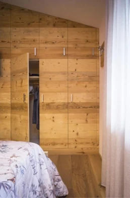 3-ANTICA-EDILIZIA-PIANEZZE-abitazione-camera-rivestimento-pavimento-letto-matrimoniale-legno-antico-di-recup