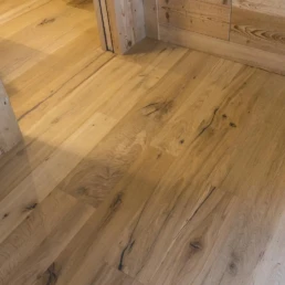 47-ANTICA-EDILIZIA-abitazione-camera-dettaglio-pavimento-legno-antico-di-recupero-abete