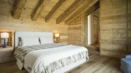 48-ANTICA-EDILIZIA-abitazione-camera-rivestimento-solaio-travi-a-vista-pavimento-letto-matrimoniale-legno-anti