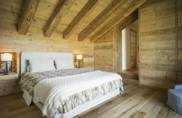 48-ANTICA-EDILIZIA-abitazione-camera-rivestimento-solaio-travi-a-vista-pavimento-letto-matrimoniale-legno-anti
