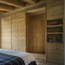 52-ANTICA-EDILIZIA-abitazione-camera-rivestimento-solaio-travi-a-vista-pavimento-letto-matrimoniale-legno-1