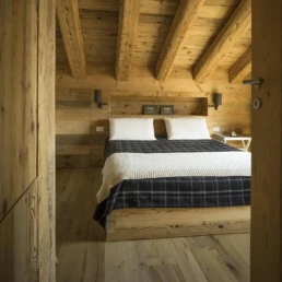 52-ANTICA-EDILIZIA-abitazione-camera-rivestimento-solaio-travi-a-vista-pavimento-letto-matrimoniale-legno-anti