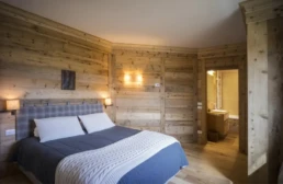 53-ANTICA-EDILIZIA-abitazione-camera-rivestimento-solaio-travi-a-vista-pavimento-letto-matrimoniale-legno-anti