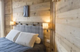 54-ANTICA-EDILIZIA-abitazione-camera-rivestimento-solaio-travi-a-vista-pavimento-letto-matrimoniale-legno-anti